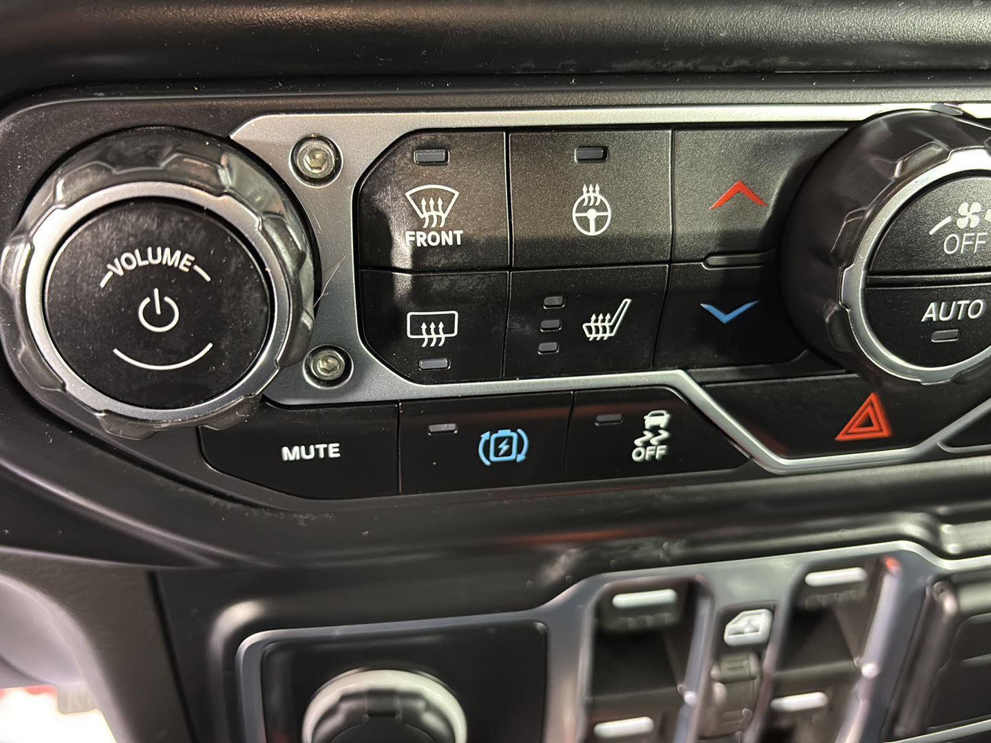 Used 2023 Jeep Wrangler Sahara w/ Cold Weather Group image 39