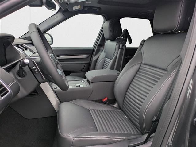 New 2025 Land Rover Discovery Dynamic SE image 4