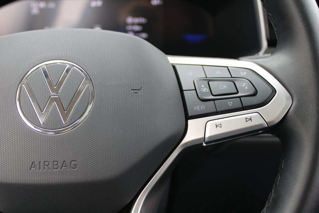 Certified 2025 Volkswagen Taos SE image 12