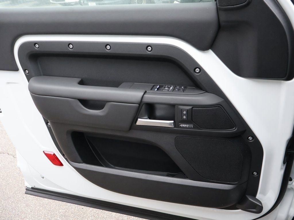 New 2025 Land Rover Defender 90 X-Dynamic SE image 39