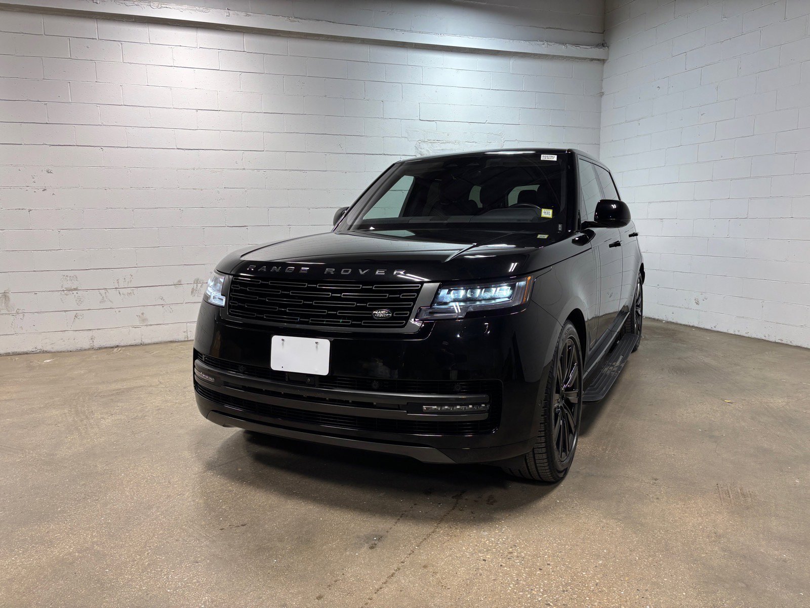 Used 2023 Land Rover Range Rover Long Wheelbase SE AWD/4WD image 2
