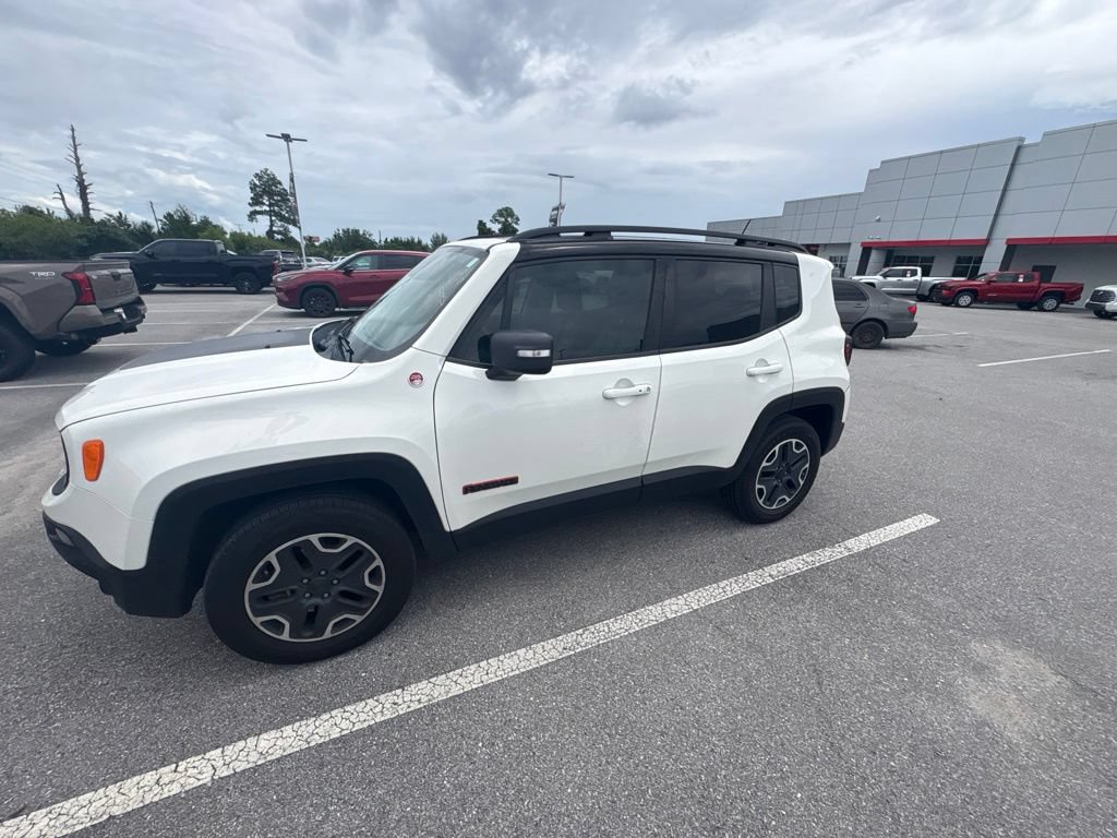 Used 2017 Jeep Renegade Trailhawk AWD/4WD image 3