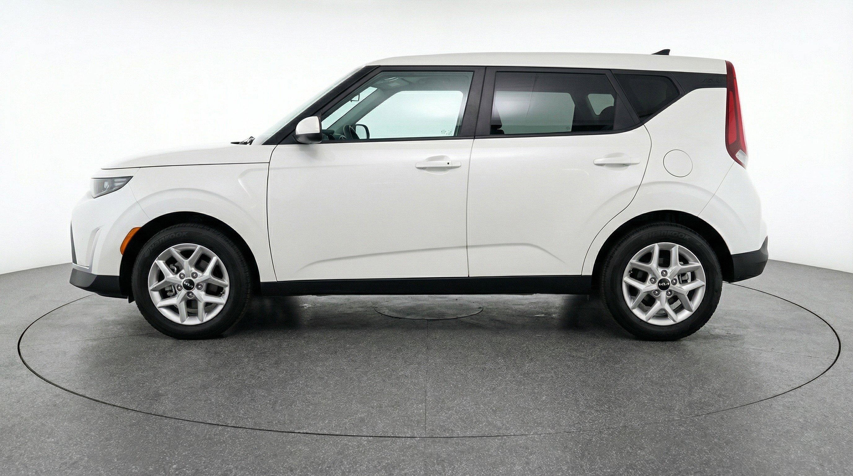 Used 2025 Kia Soul LX w/ LX Technology Package FWD image 5