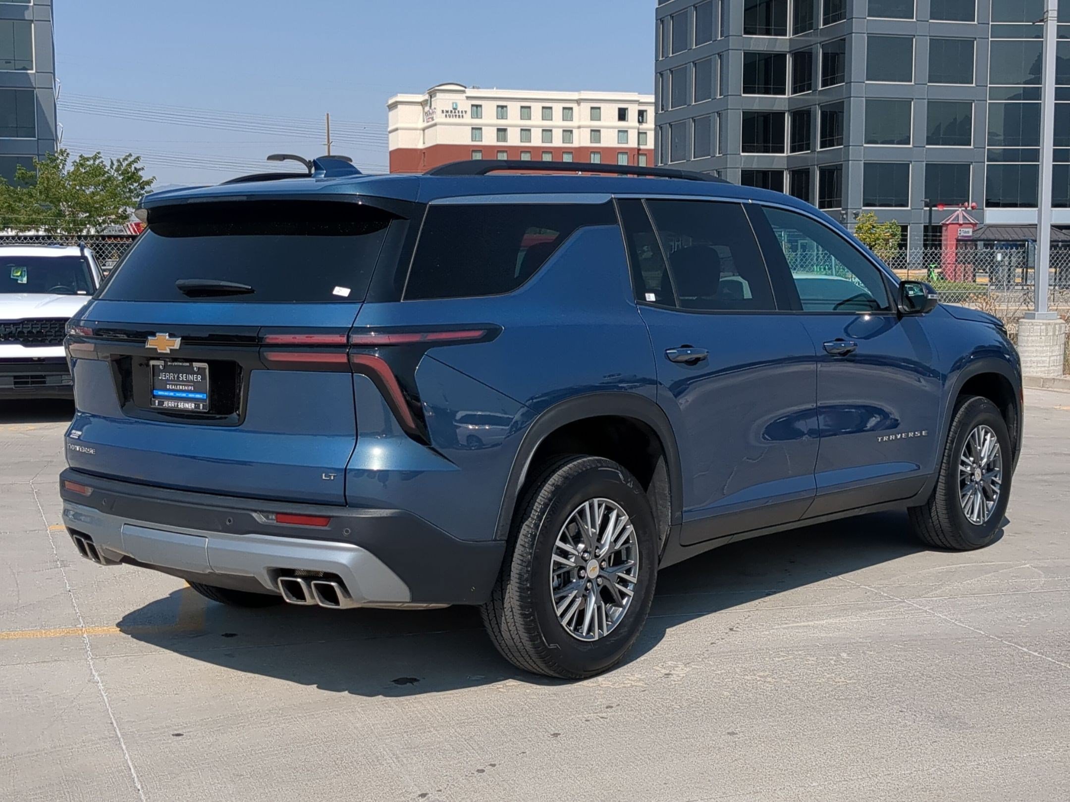 Used 2024 Chevrolet Traverse LT w/ Trailering Package FWD image 6