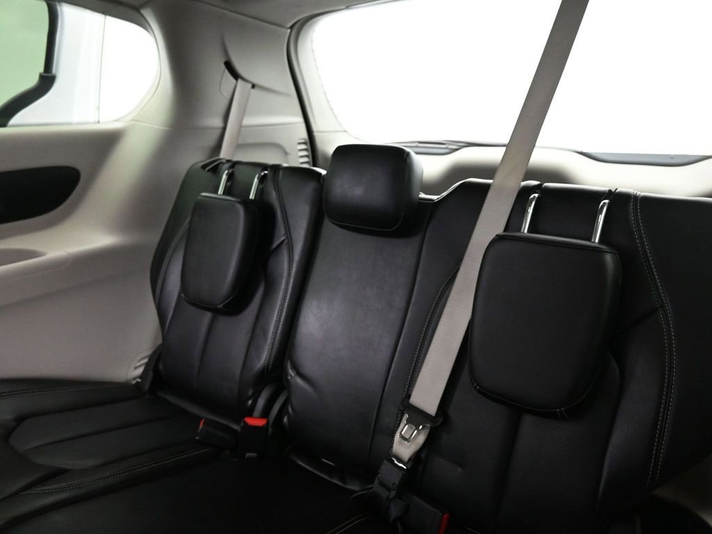 Used 2024 Chrysler Pacifica Touring-L image 20