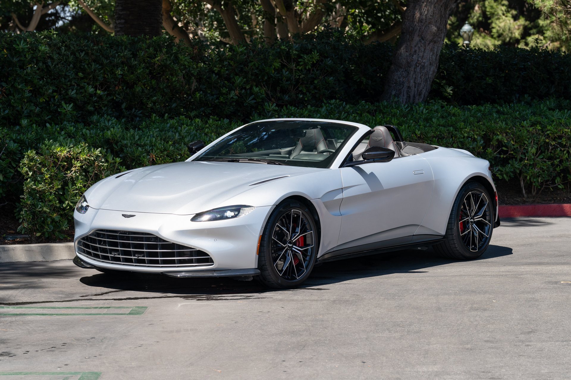 Used 2023 Aston Martin V8 Vantage Roadster image 3