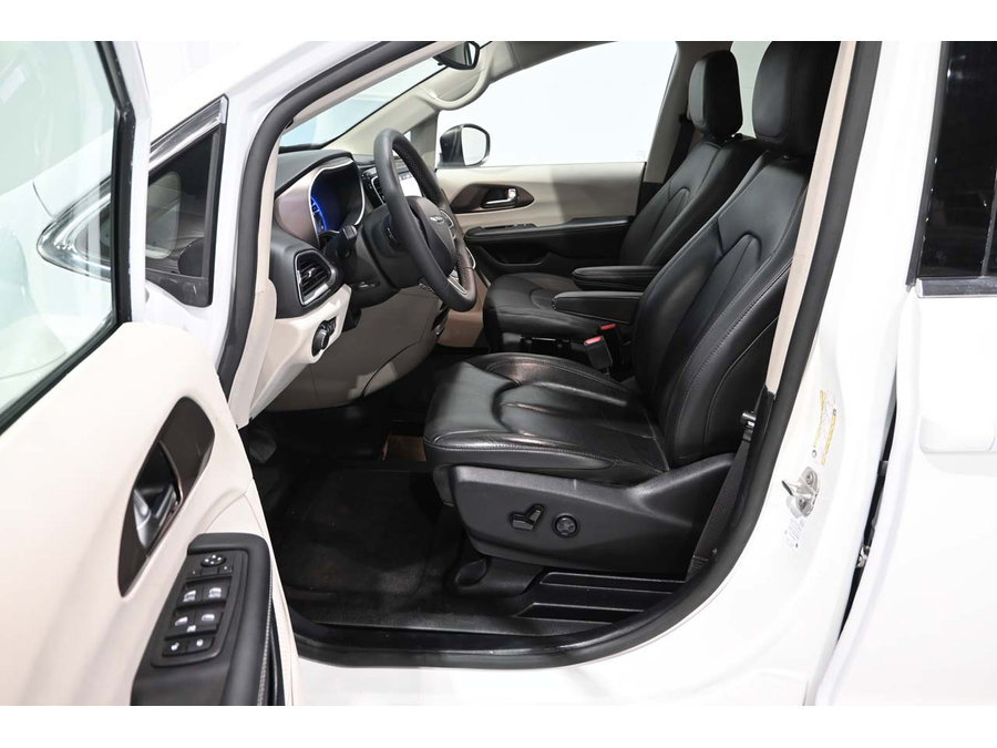 Used 2023 Chrysler Voyager LX FWD image 13