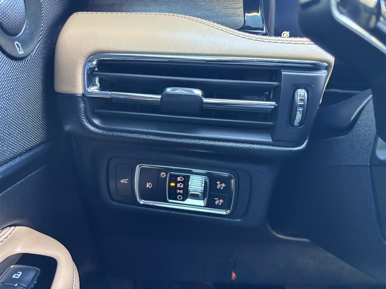 Used 2021 Lincoln Corsair Reserve image 16