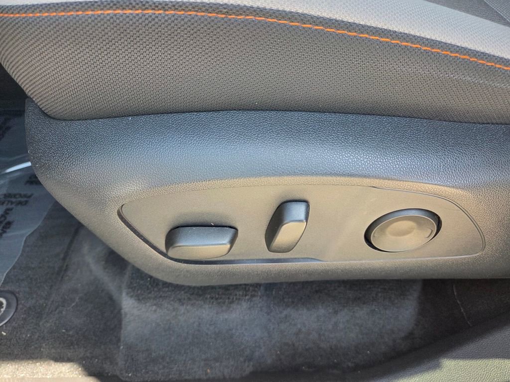 Used 2025 Chevrolet Traverse LT FWD image 5