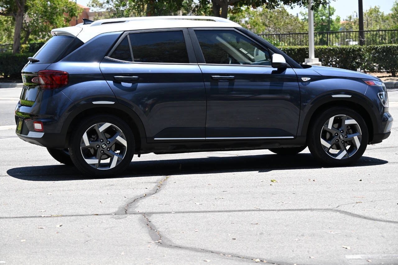 Used 2022 Hyundai Venue Limited FWD image 7
