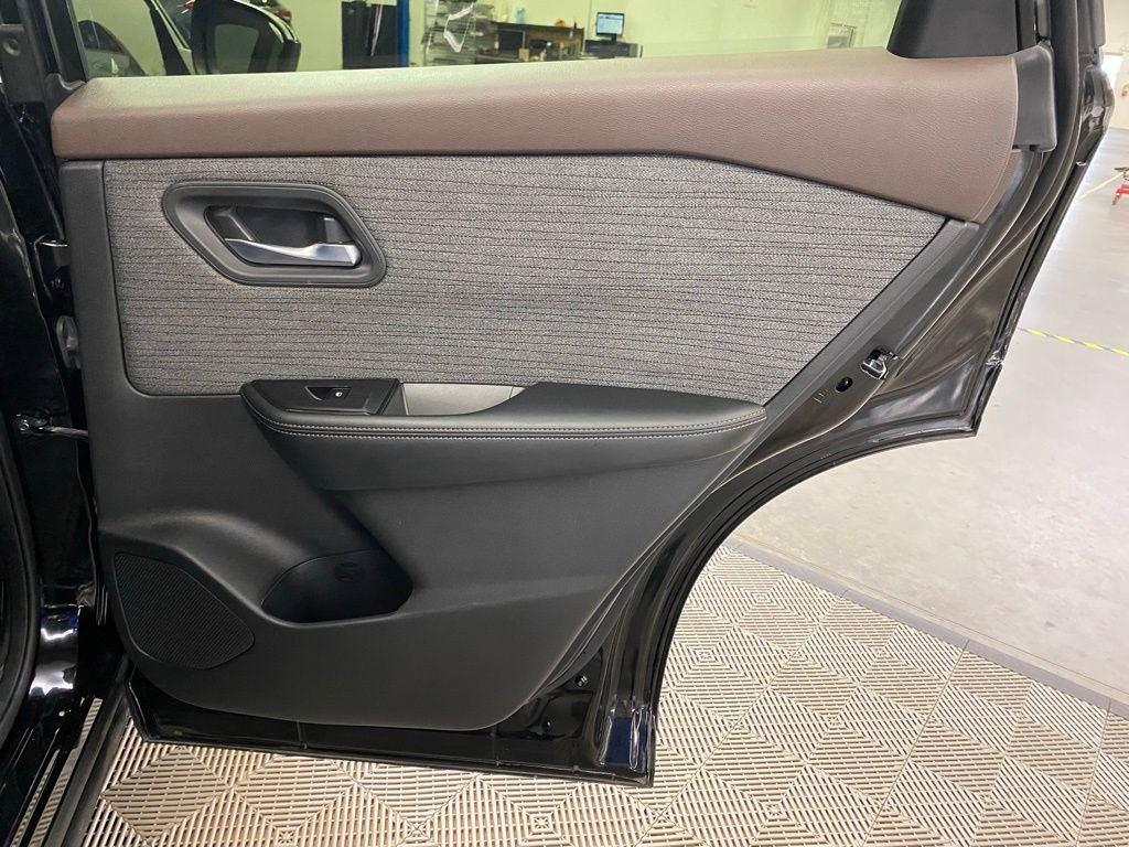 Used 2023 Nissan Rogue SV image 11