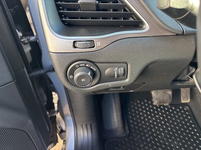 Used 2019 Jeep Cherokee Latitude w/ Cold Weather Group image 18