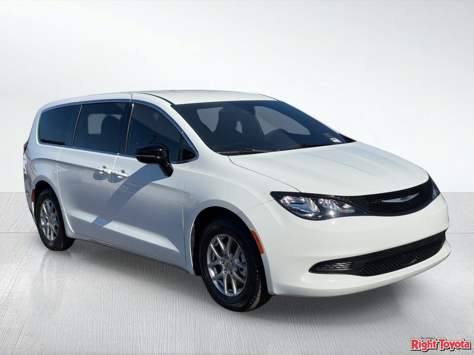 Used 2025 Chrysler Voyager LX image 7