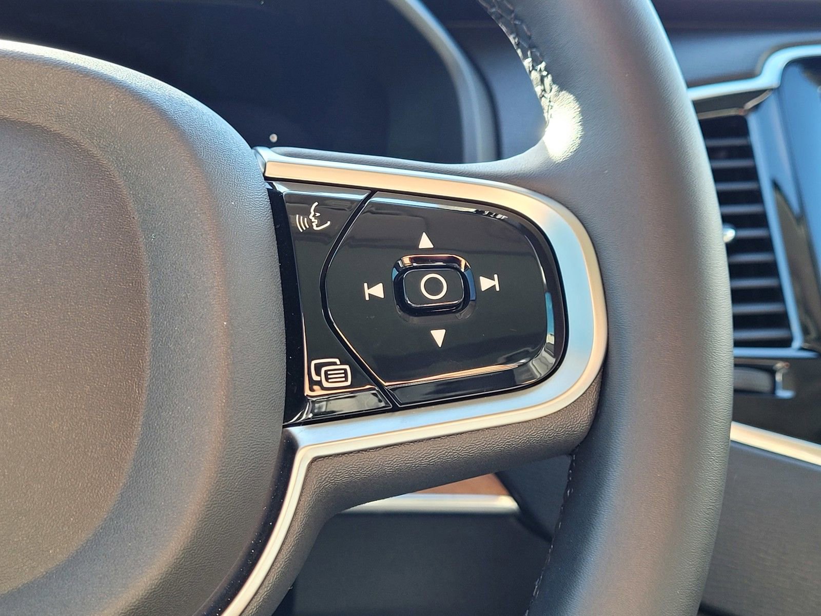 Certified 2025 Volvo XC90 T8 Plus w/ Protection Package Premier AWD/4WD image 20