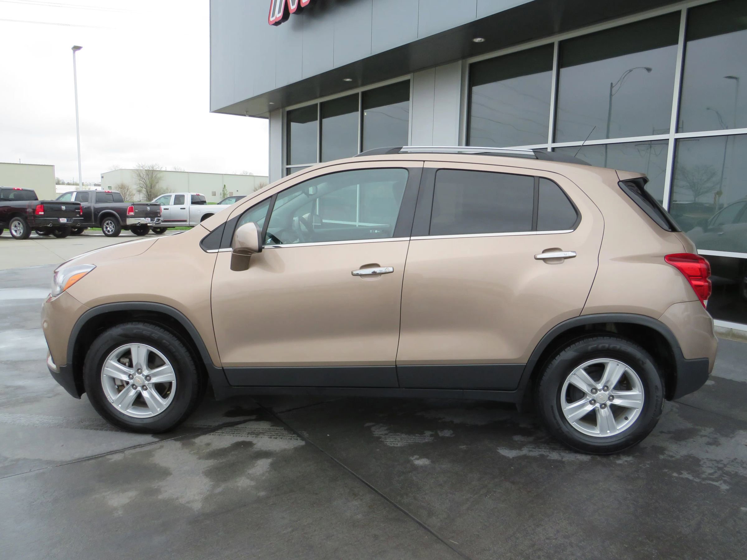 Used 2018 Chevrolet Trax LT w/ LT Convenience Package image 4