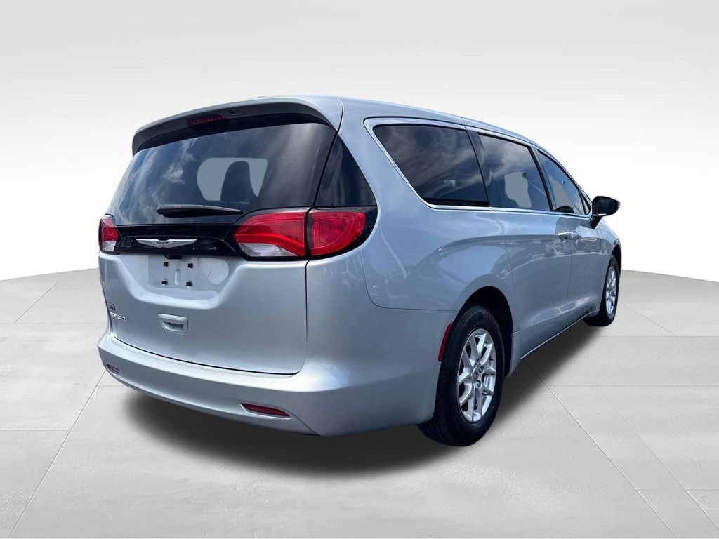 Used 2022 Chrysler Voyager LX FWD image 6