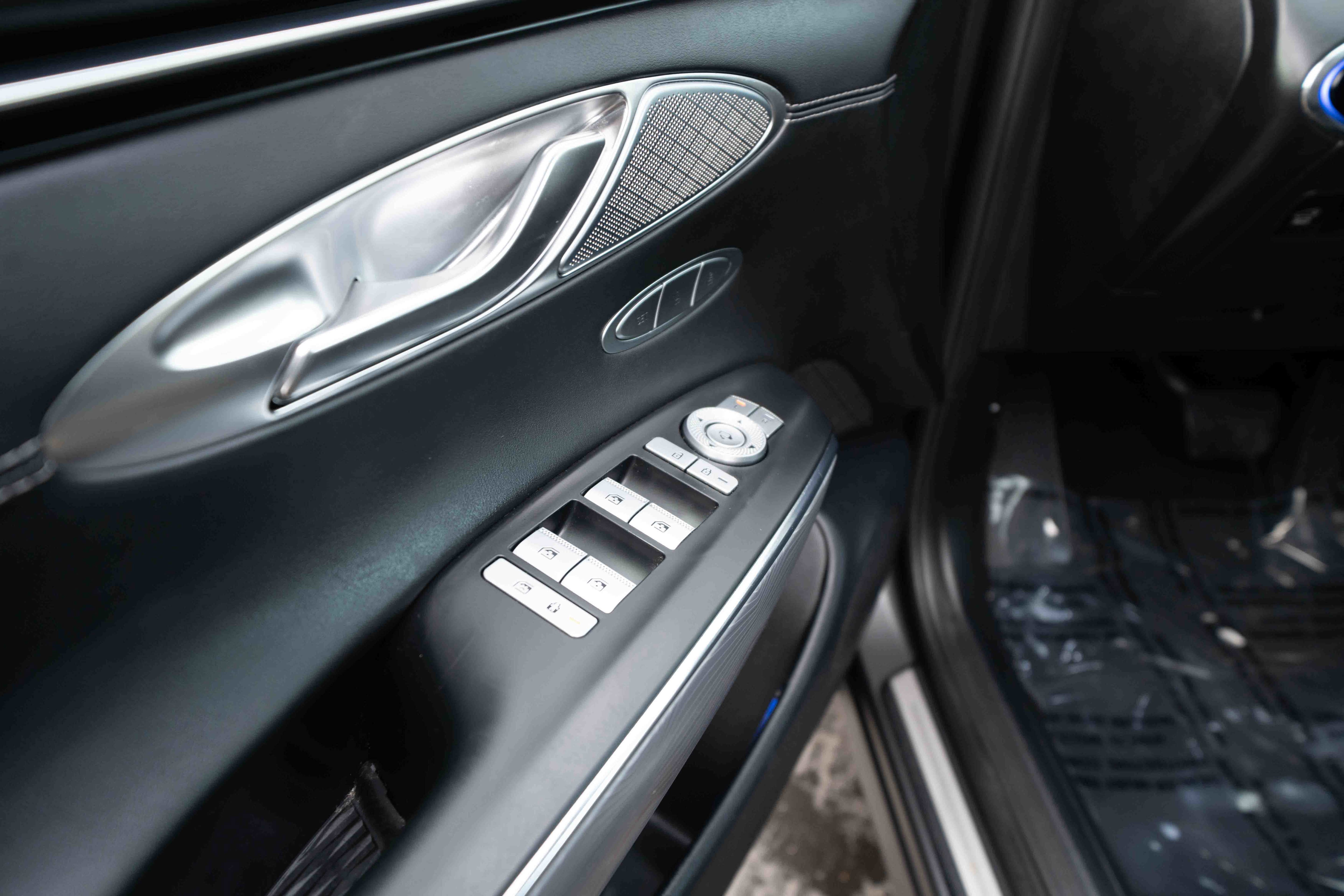 Used 2023 Genesis GV70 2.5T w/ Advanced Package image 7