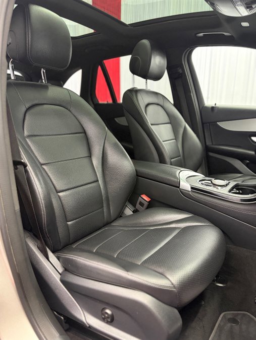 Used 2019 Mercedes-Benz GLC 300 4MATIC w/ Premium Package image 16