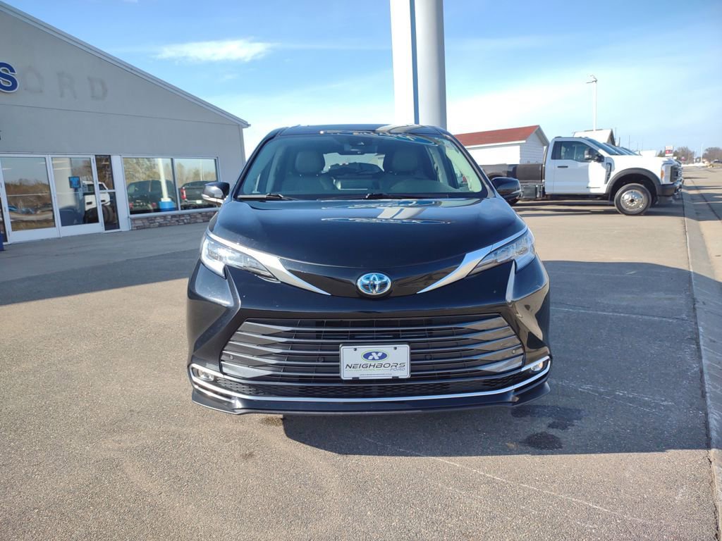 Used 2021 Toyota Sienna Limited image 8