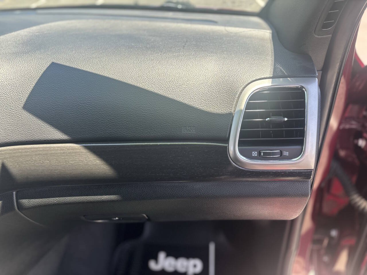 Used 2018 Jeep Grand Cherokee Laredo AWD/4WD image 27