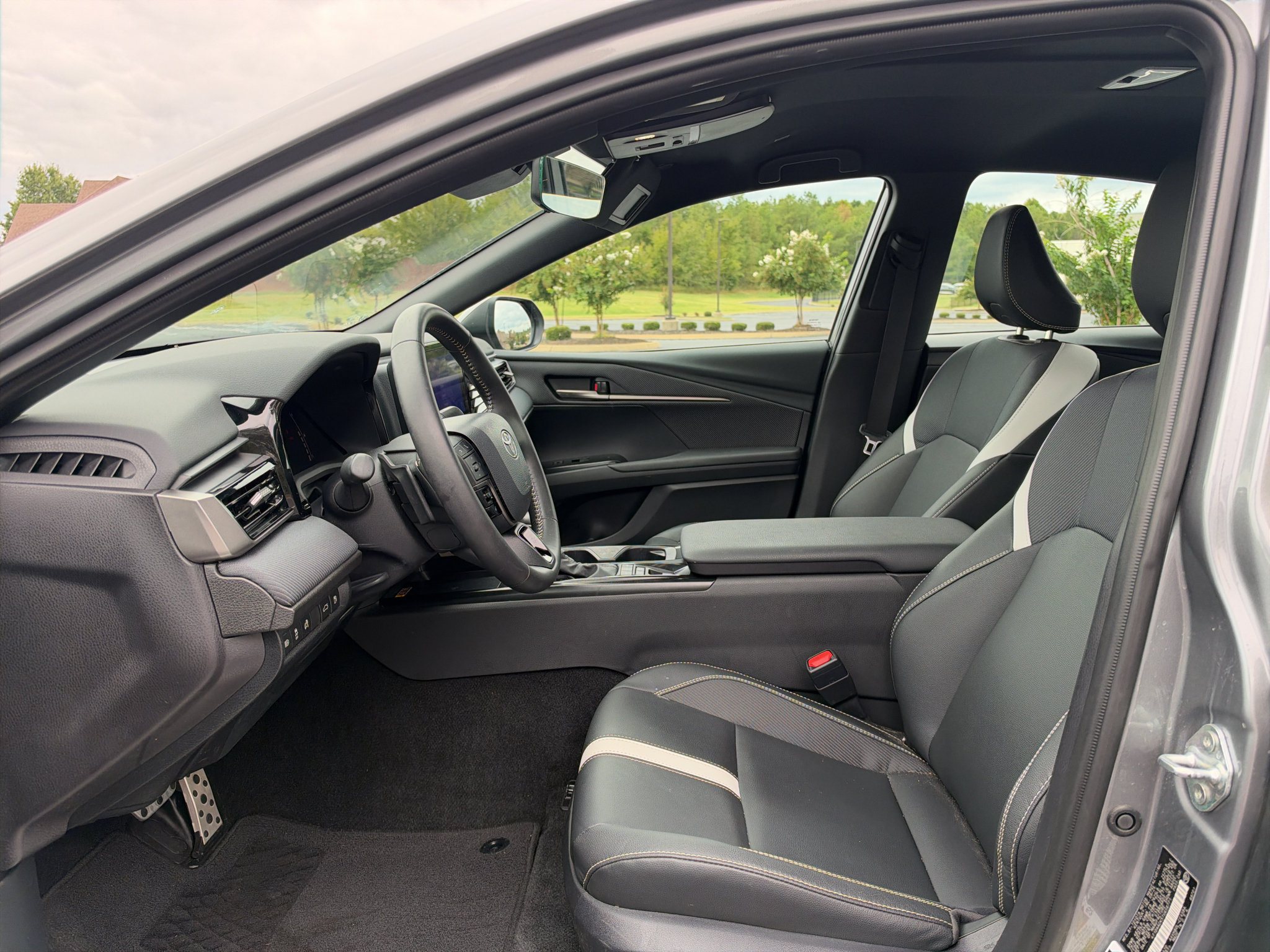 Used 2026 Toyota Camry SE FWD image 12