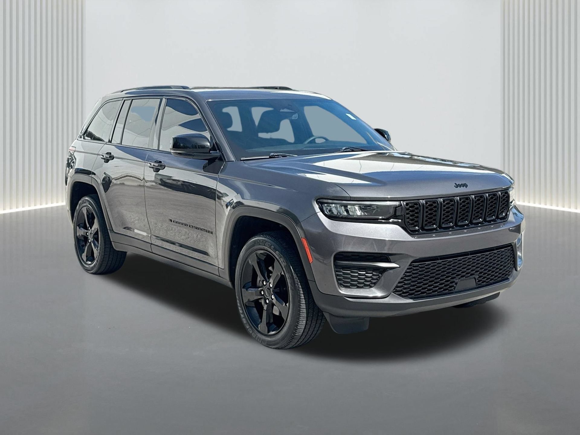 Used 2024 Jeep Grand Cherokee Altitude AWD/4WD image 7