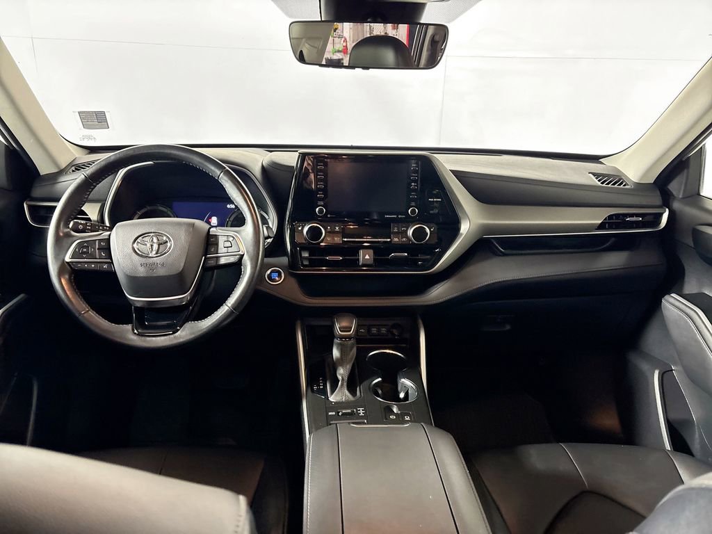 Used 2020 Toyota Highlander XLE image 12