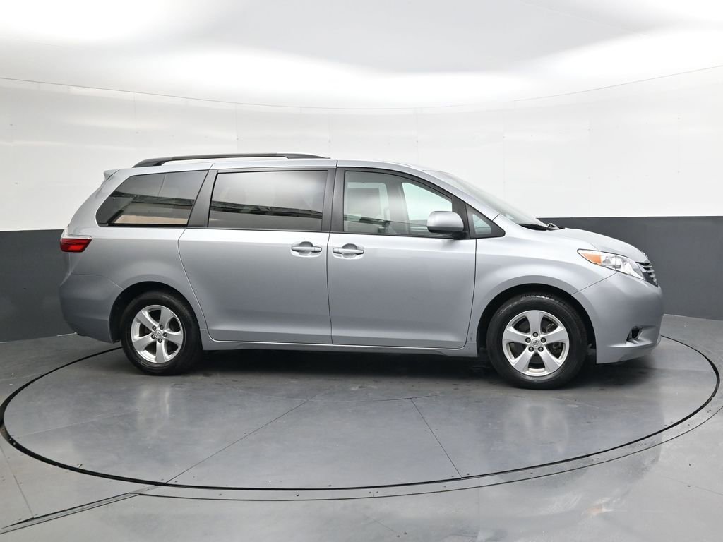 Used 2015 Toyota Sienna LE image 3