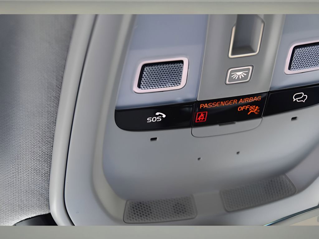 Certified 2025 Volvo XC40 B5 Ultra w/ Protection Package Premier image 38