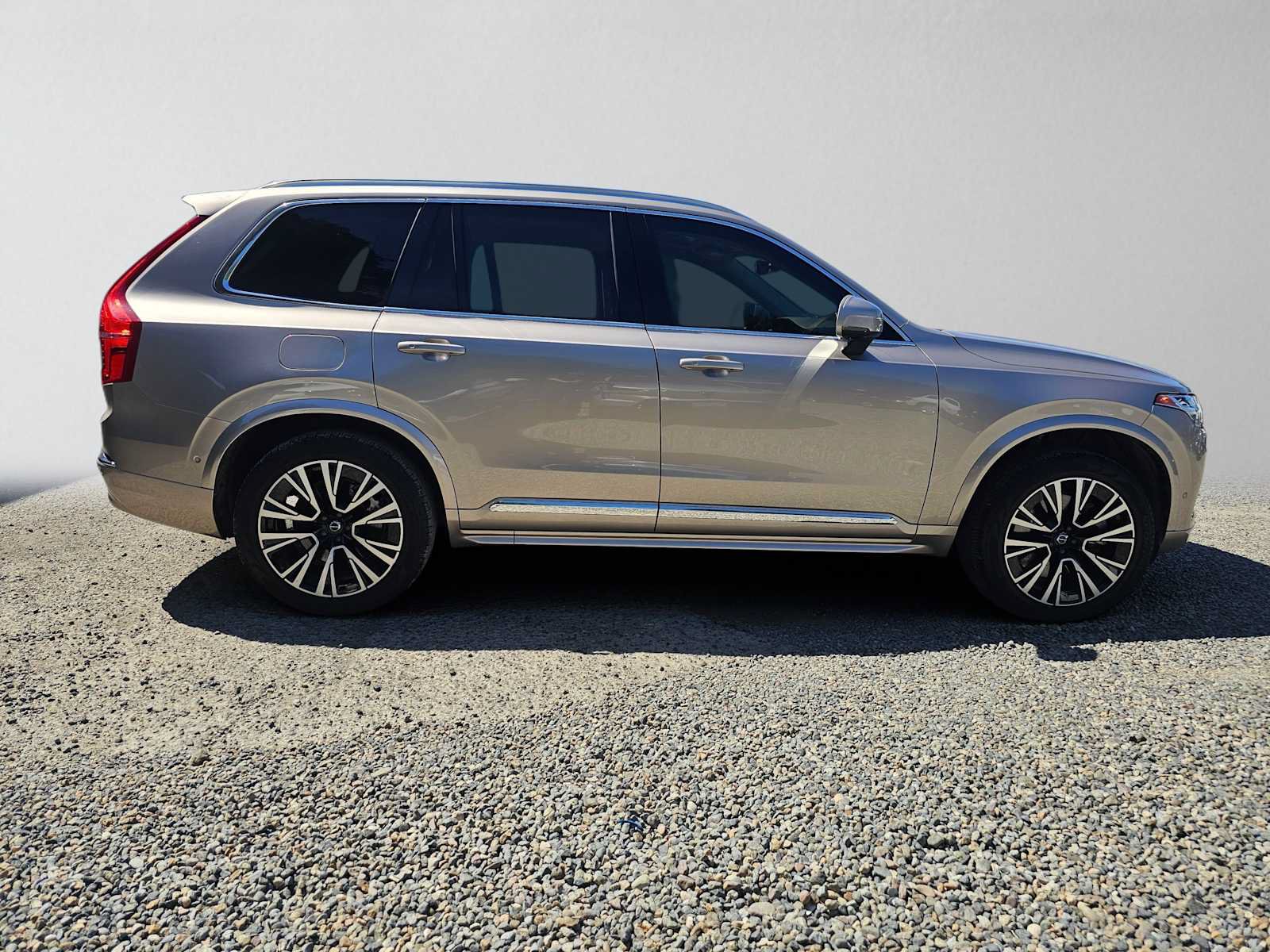 Used 2025 Volvo XC90 T8 Plus w/ Protection Package Premier AWD/4WD image 2