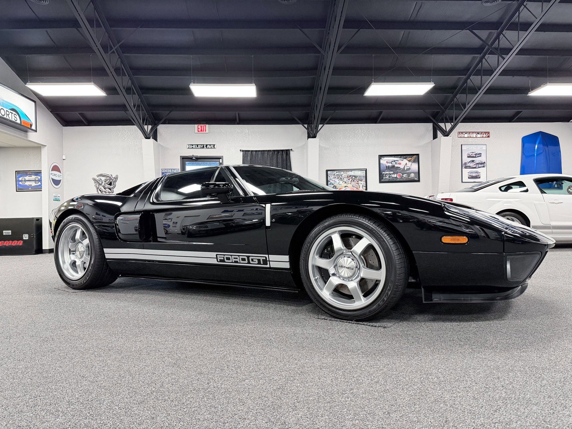 Used 2005 Ford GT image 39