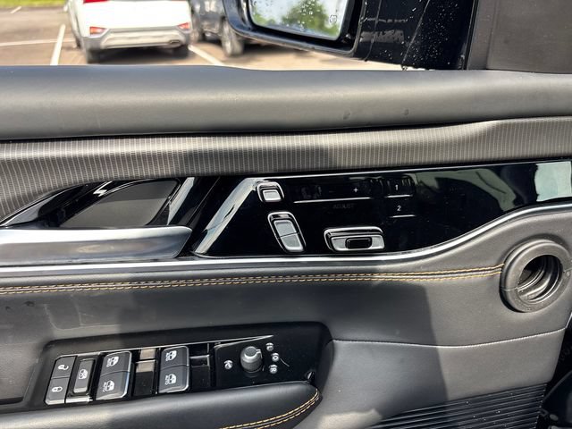 Used 2025 Jeep Grand Wagoneer Series III w/ Rear Seat Video Group 1 AWD/4WD image 17