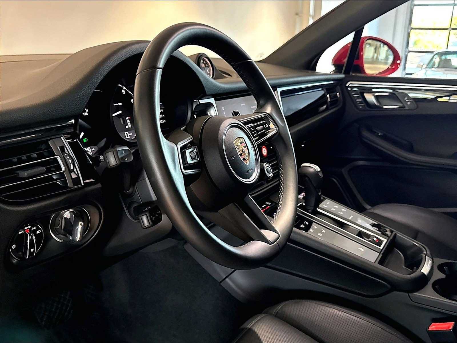 Used 2026 Porsche Macan AWD/4WD image 3