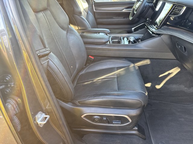 Used 2023 Jeep Wagoneer L Series III w/ Convenience Group I RWD image 15