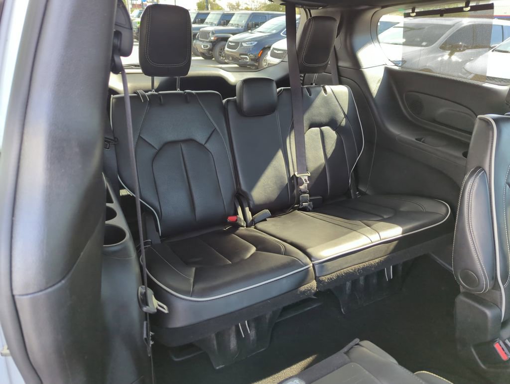 Used 2025 Chrysler Pacifica Limited image 33