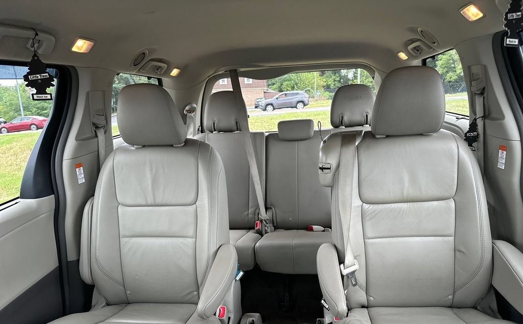 Used 2017 Toyota Sienna XLE w/ XLE Navigation Package FWD image 11