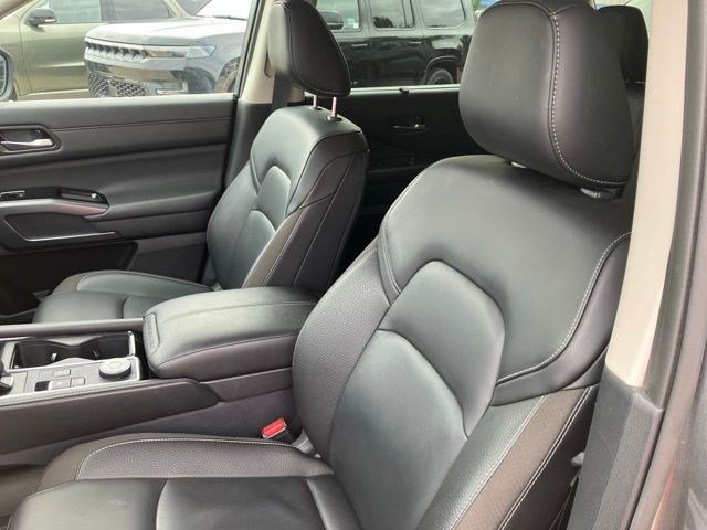 Used 2025 Nissan Pathfinder SL AWD/4WD image 13