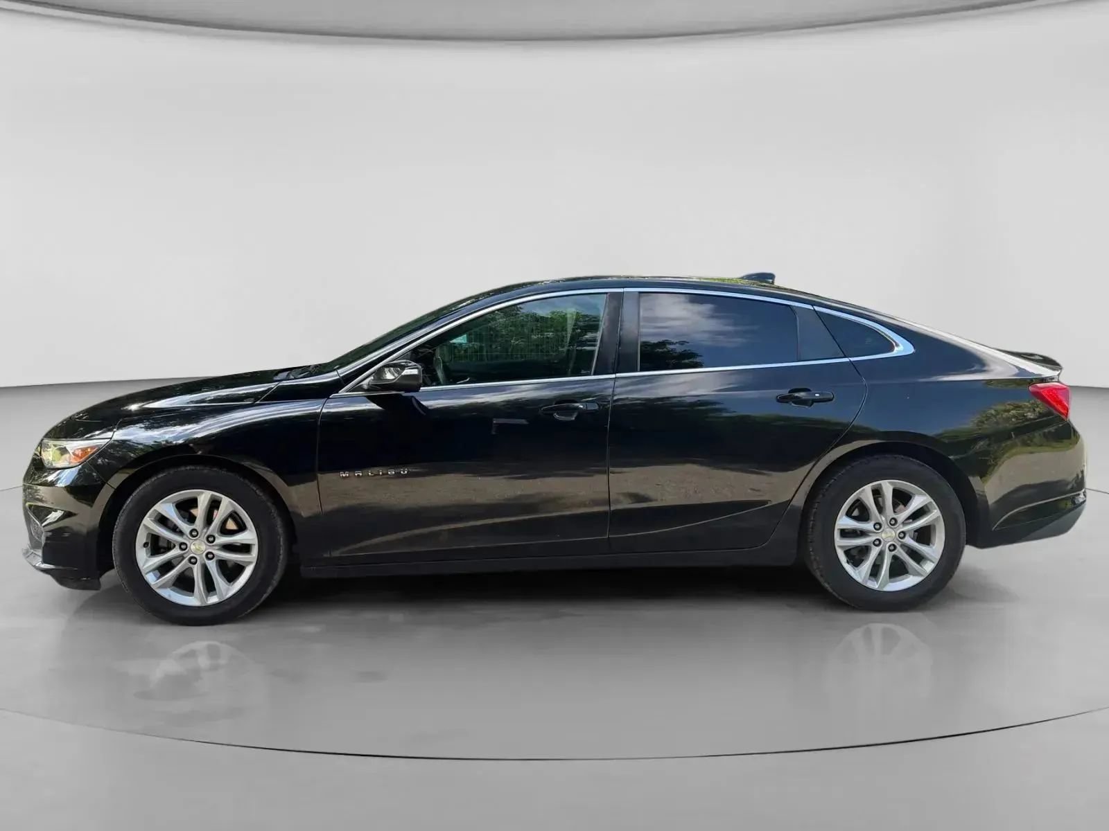 Used 2018 Chevrolet Malibu LT w/ Driver Confidence Package FWD image 2