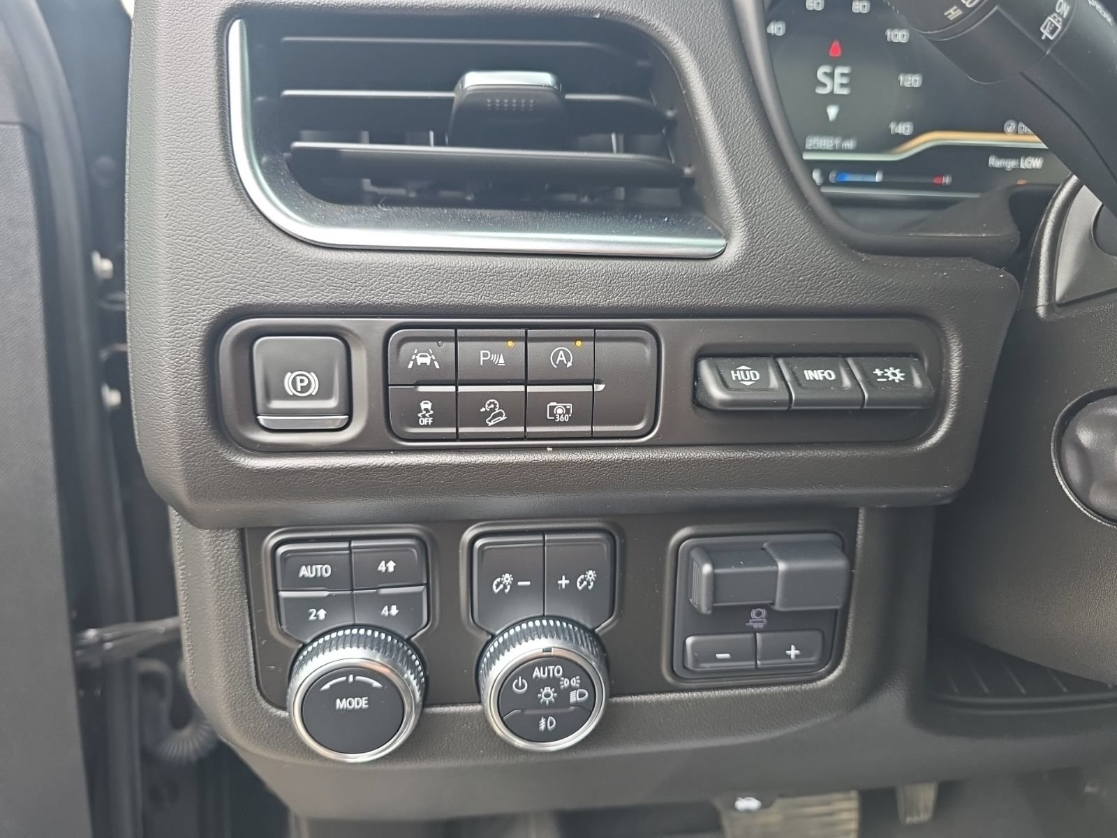 Used 2024 GMC Yukon AT4 w/ Technology Package AWD/4WD image 15