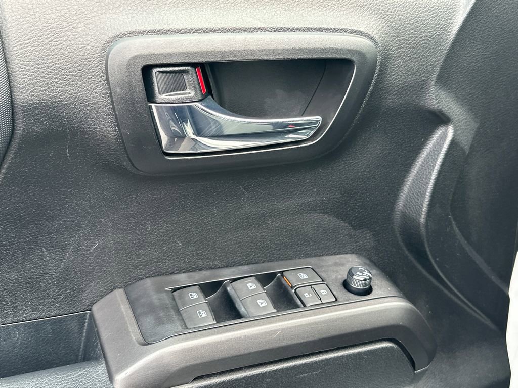 Used 2022 Toyota Tacoma TRD Off-Road image 17