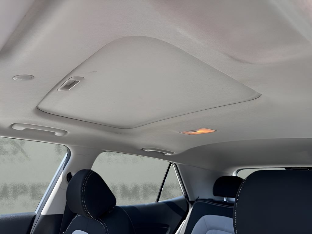 Used 2025 Hyundai Venue SEL FWD image 11