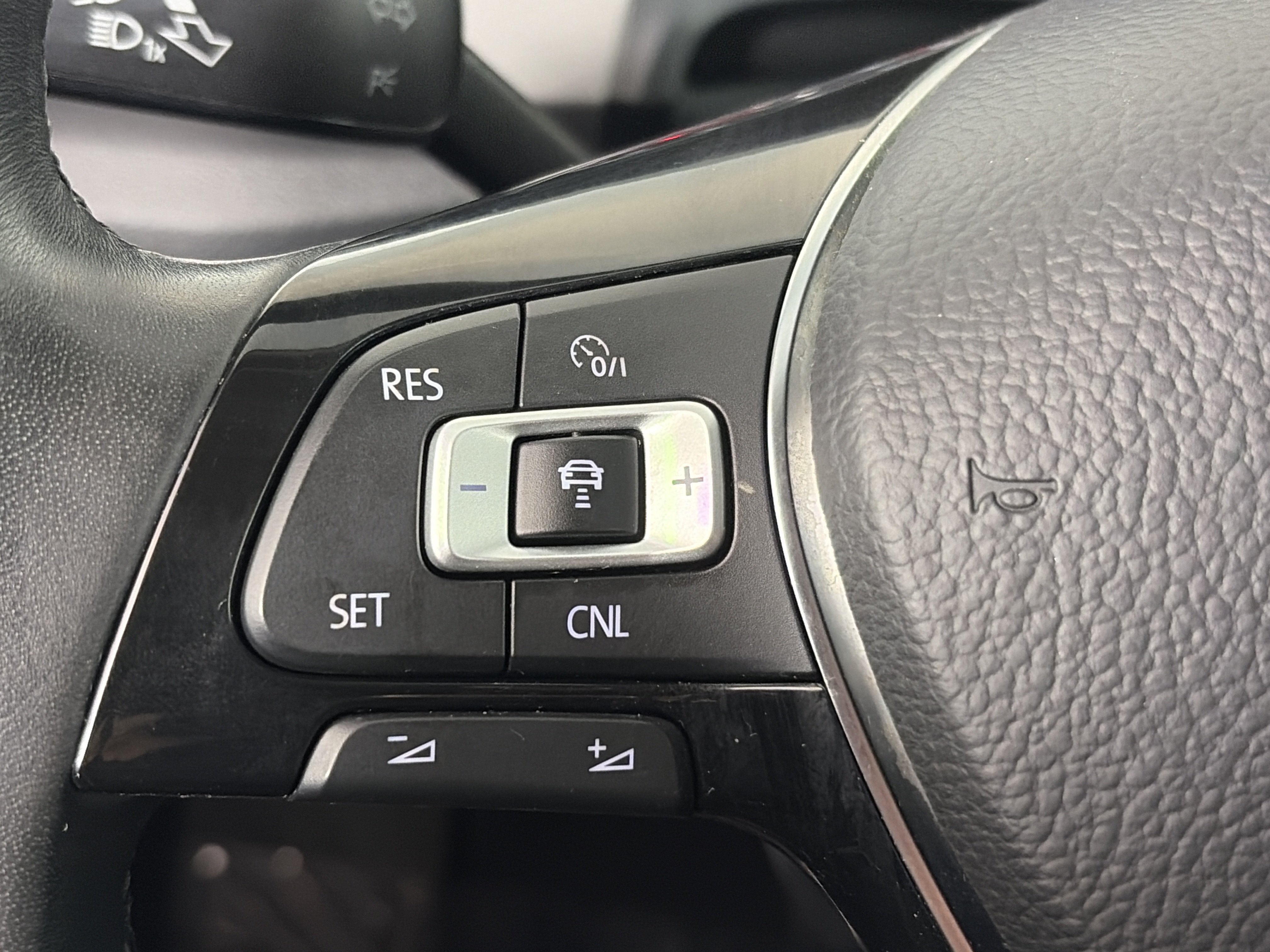 Used 2018 Volkswagen Atlas SEL FWD image 31