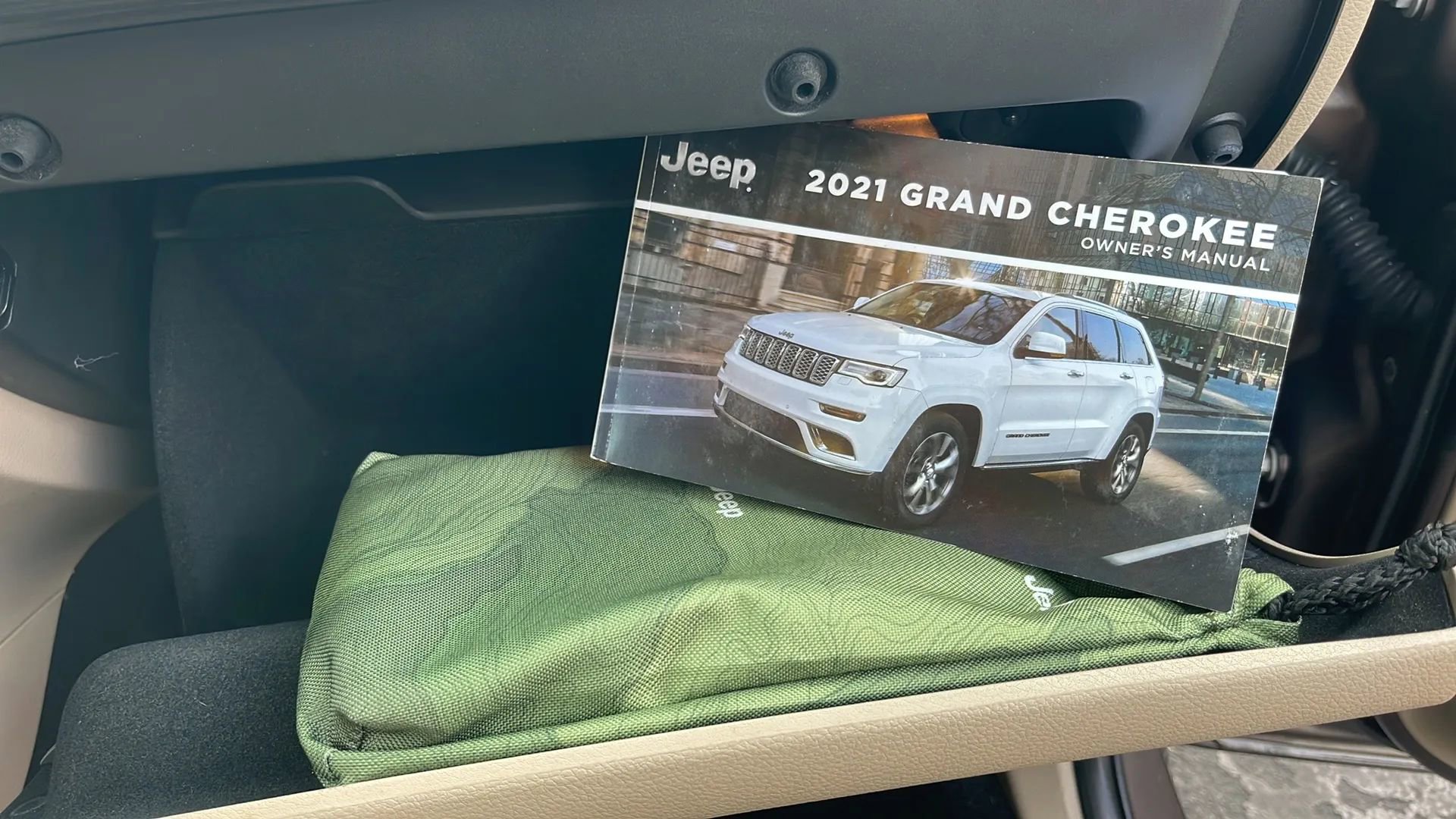 Used 2021 Jeep Grand Cherokee Laredo image 27