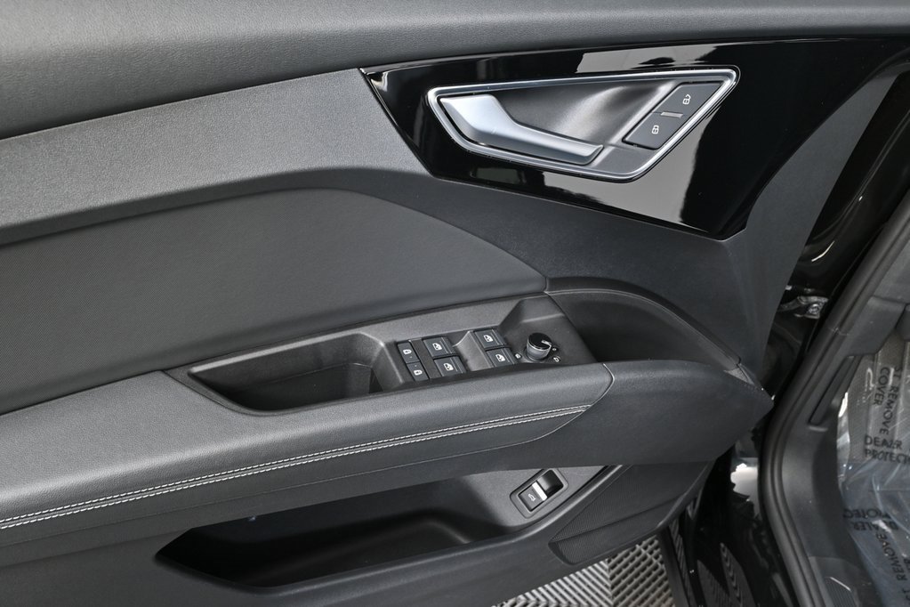 Used 2024 Audi Q4 e-tron Premium image 6