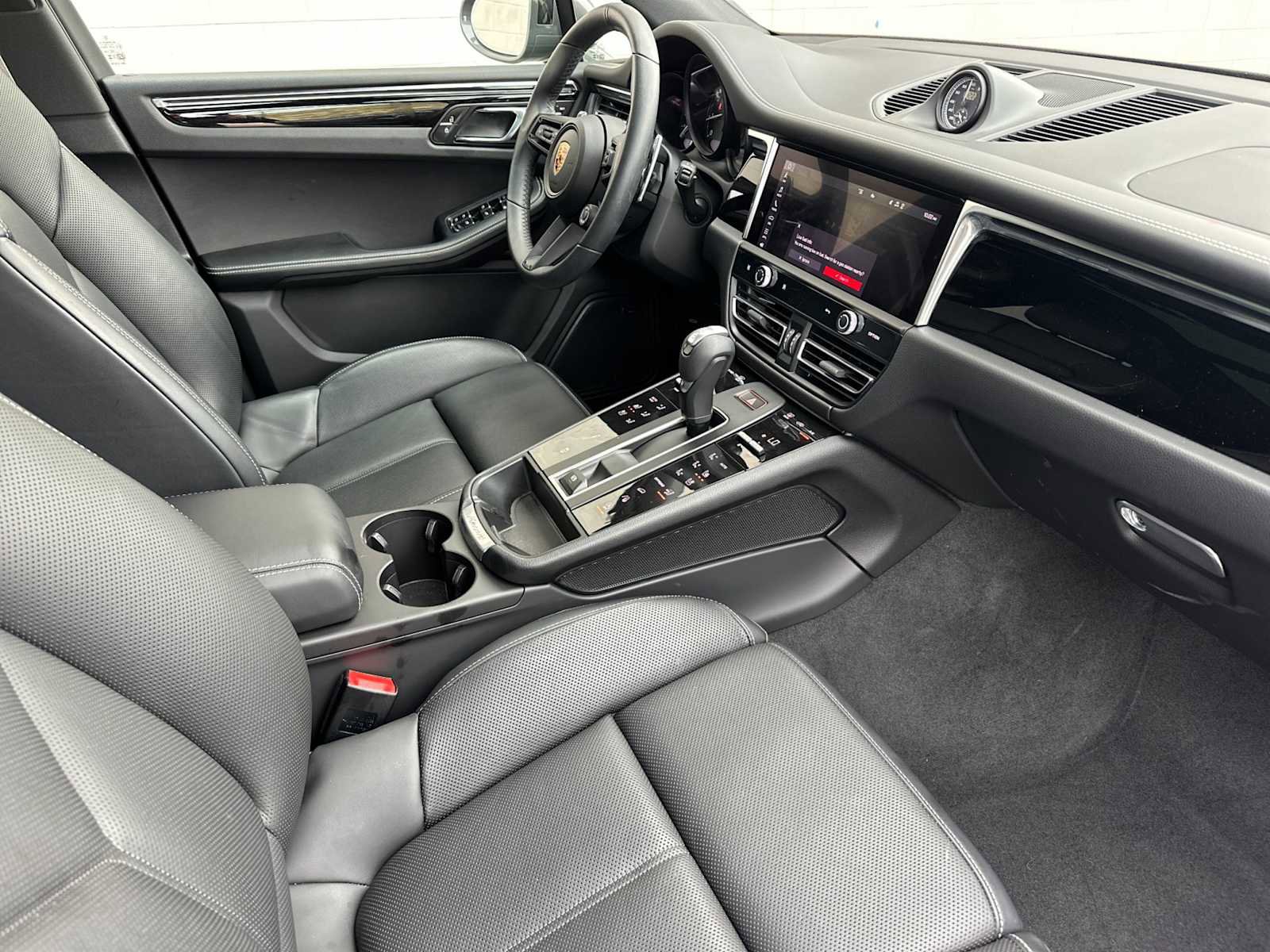 Used 2025 Porsche Macan Turbo image 17