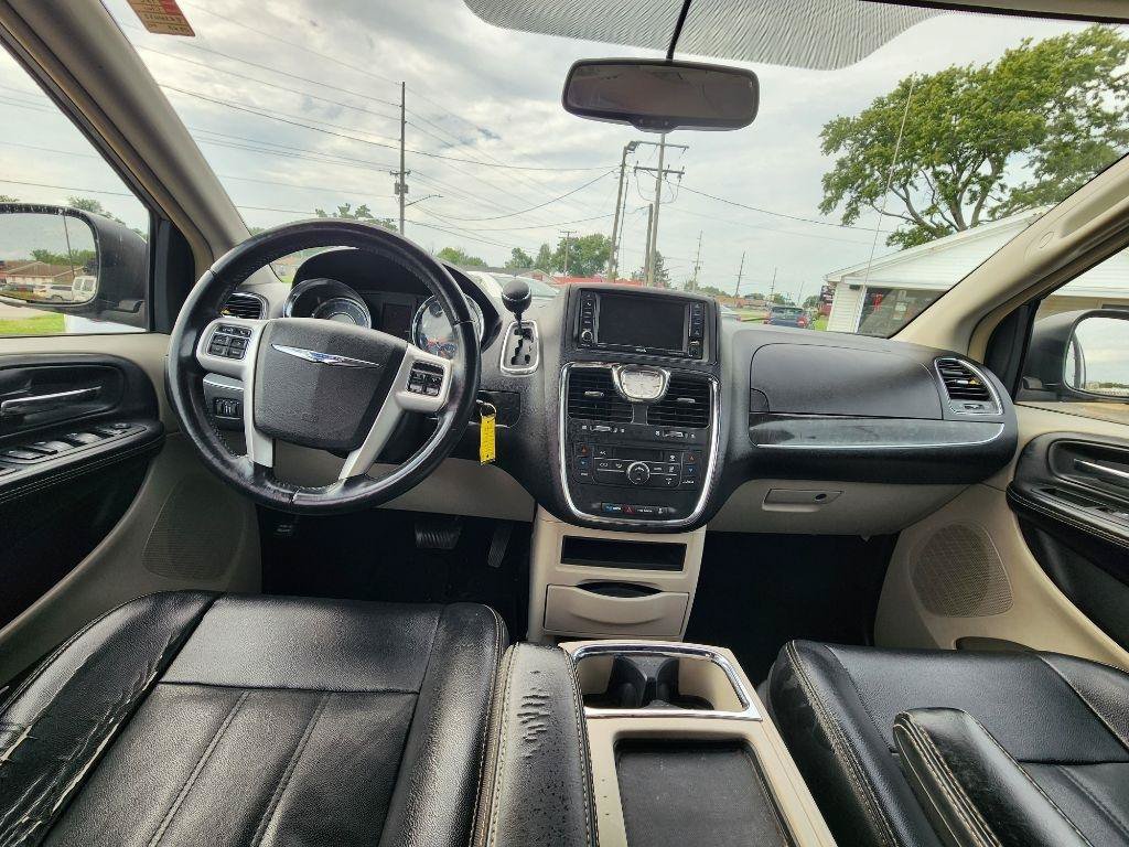 Used 2014 Chrysler Town & Country Touring FWD image 13