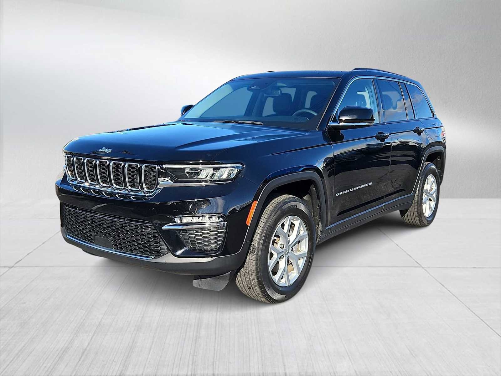 Used 2023 Jeep Grand Cherokee Limited image 4