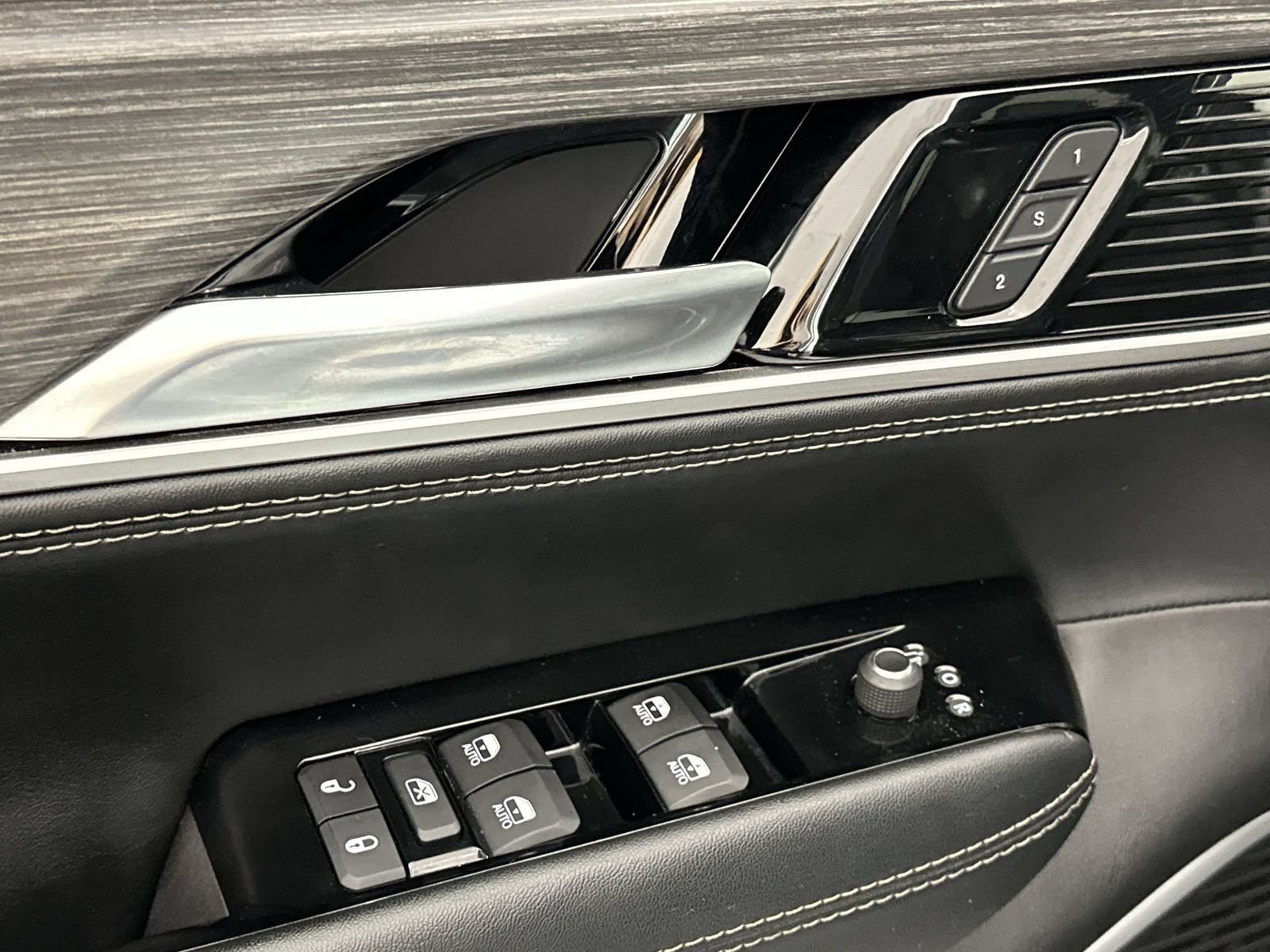 Used 2024 Jeep Wagoneer L Series III w/ Flexible Seating Group AWD/4WD image 13