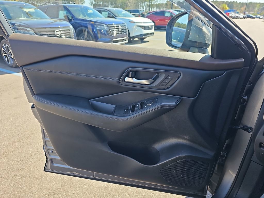 Used 2023 Nissan Rogue SL w/ SL Premium Package image 31