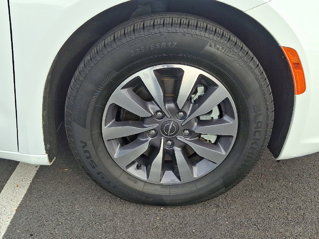Used 2023 Chrysler Pacifica Touring-L FWD image 8